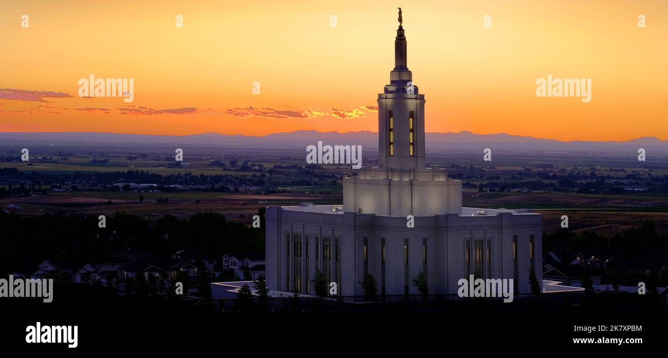 Pocatello Idaho LDS Mormon Letzter-Tag Saint Temple mit Lichtern bei Sonnenuntergang Angel Moroni Stockfoto