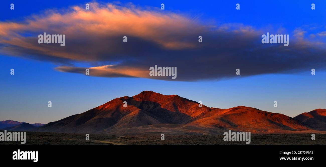 Sonnenuntergang oder Sonnenaufgang auf dem Berg mit Wolken in der Landschaft des Himmels Stockfoto