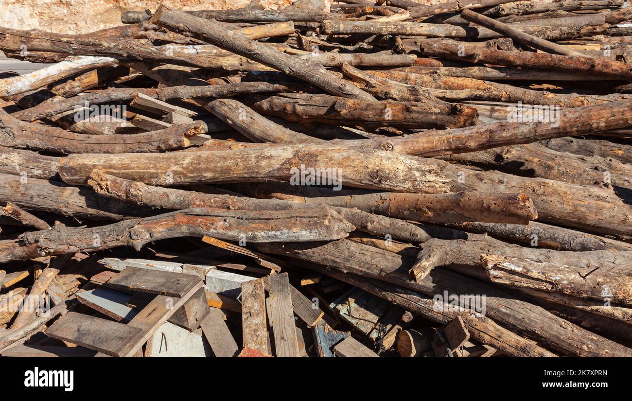 Ein Haufen formloser Holzreste. Holzstämme in verschiedenen Größen Stockfoto