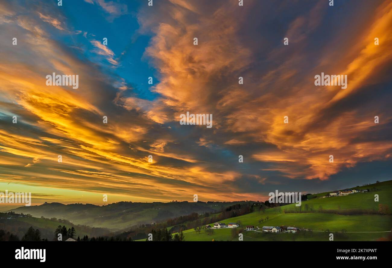 Dramatische Wolken bei Sonnenuntergang, Mostviertel, Niederösterreich Stockfoto