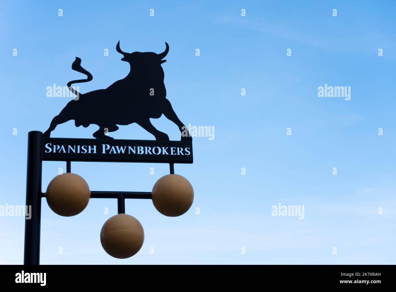 Spanische Pfandhäuser unterzeichnen in Spanien. Ein Pfandschild an der Costa Blanca mit Bullenumriss und drei hängenden Bällen Stockfoto