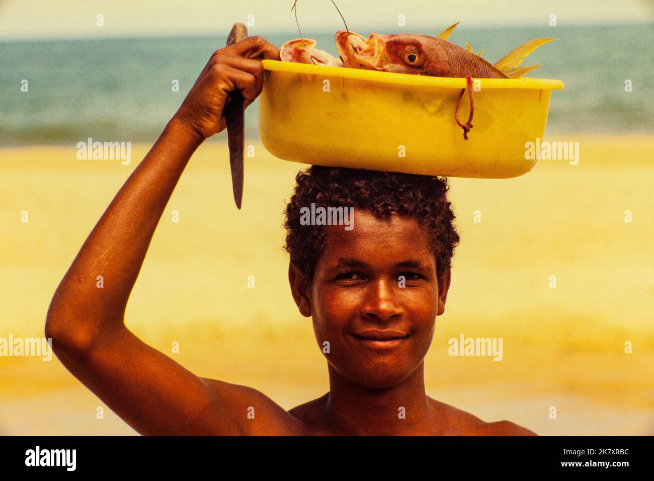 Porträt eines jungen Fischers. Strand von Jericoacoara im Bundesstaat Ceara, Brasilien. Stockfoto