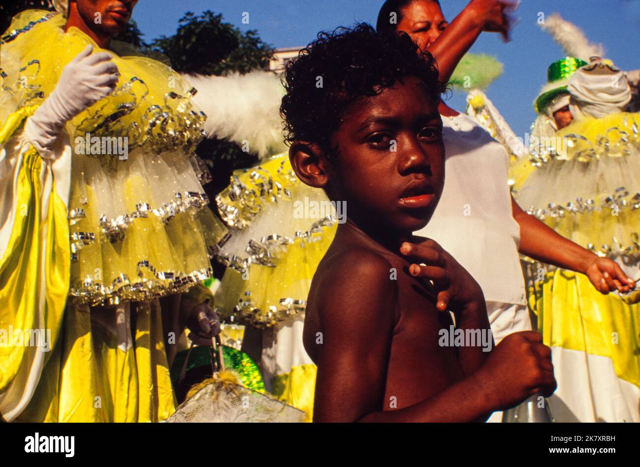 Street Child genießt den Karnevalsblock´s der Innenstadt der Stadt - eine Band, die Menschenmassen mobilisiert und der wichtigste populäre Ausdruck des brasilianischen Straßenkarnevals ist. Stockfoto