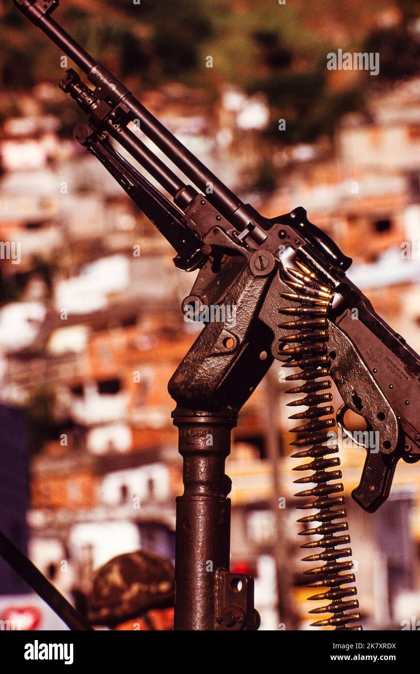 Militärische Person Bekämpfung der städtischen Gewalt in Rio de Janeiro Favela. Besetzung von benachteiligten Gebieten durch die Armee als Teil der Regierungspolitik für öffentliche Sicherheit in Vorbereitung auf die Fußball-Weltmeisterschaft 2014 in Brasilien. Stockfoto