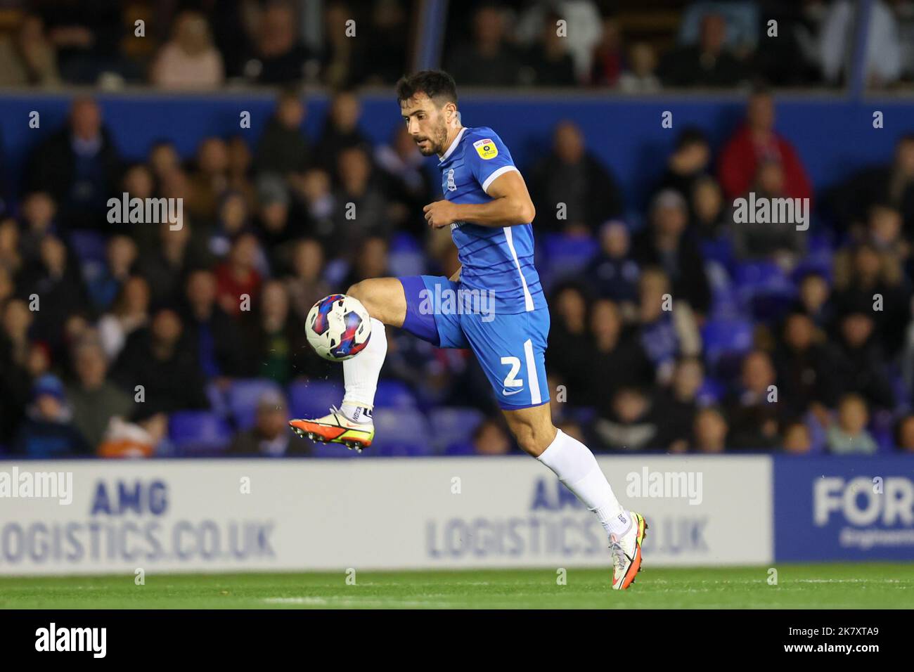 Maxime Colin #2 von Birmingham City kontrolliert den Ball während des Sky Bet Championship-Spiels Birmingham City gegen Burnley in St Andrews, Birmingham, Großbritannien, 19.. Oktober 2022 (Foto von Simon Bissett/News Images) Stockfoto