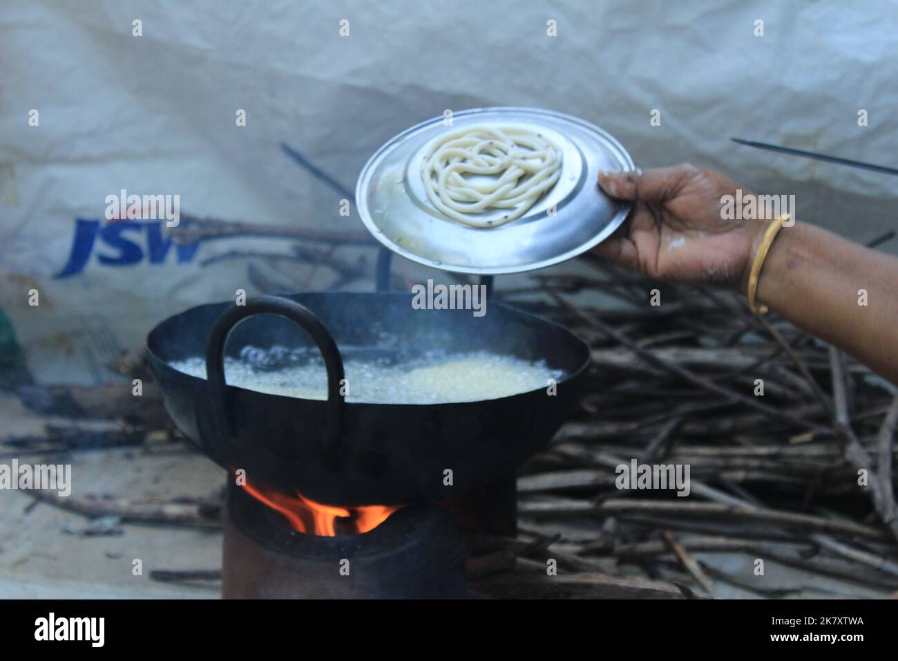 Die Zubereitung südindischer hausgemachter Reis-Murukku für Diwali-Festival-Snacks auf traditionelle Weise Stockfoto