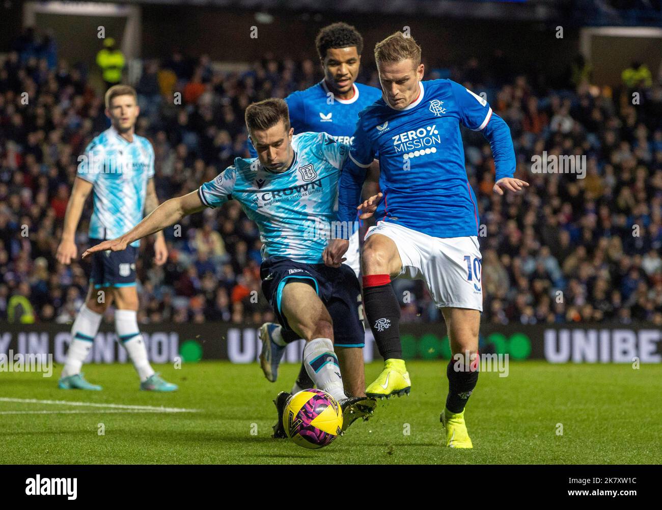 Steven Davis (rechts) der Rangers und Cammy Kerr von Dundee kämpfen während des Viertelfinalspiels des Premier Sports Cup im Ibrox Stadium, Glasgow, um den Ball. Bilddatum: Mittwoch, 19. Oktober 2022. Stockfoto