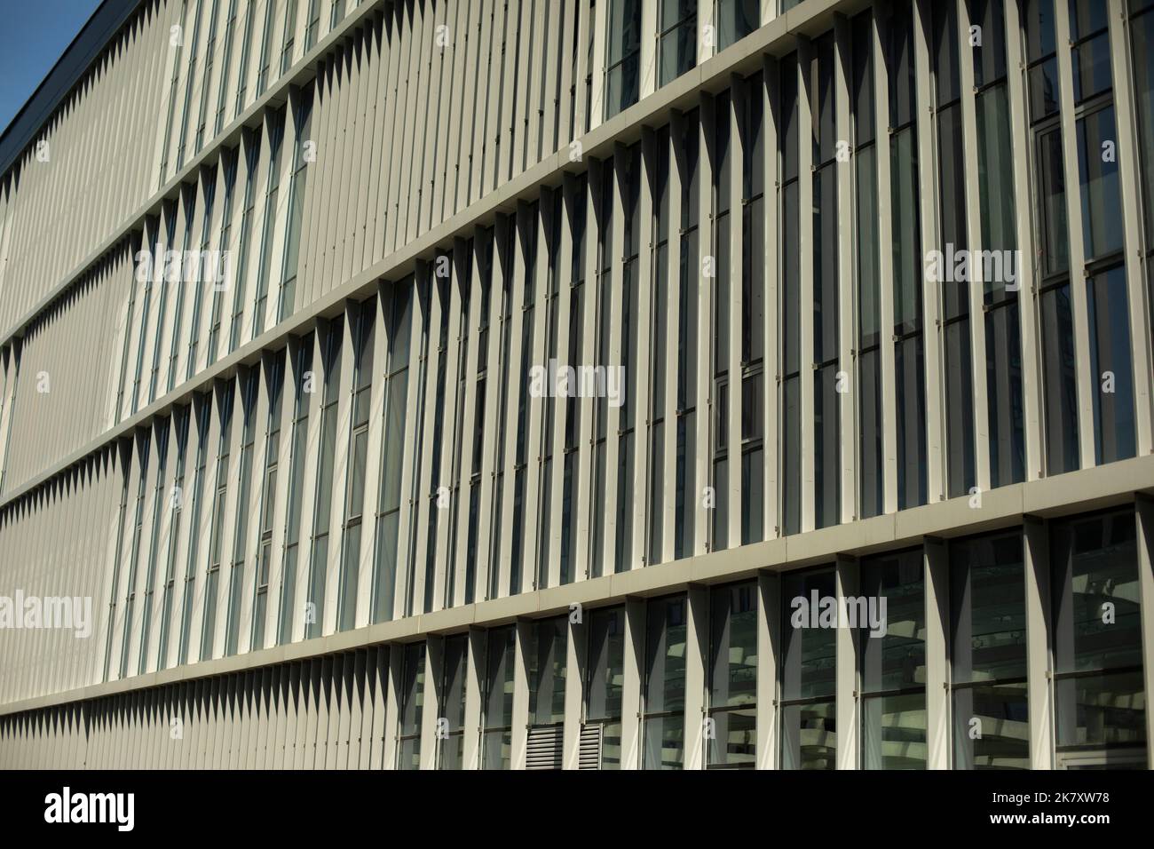 Struktur des Metallbaus. Schmale Fenster in der Wand. Details der modernen Architektur. Haus in der Stadt. Stockfoto