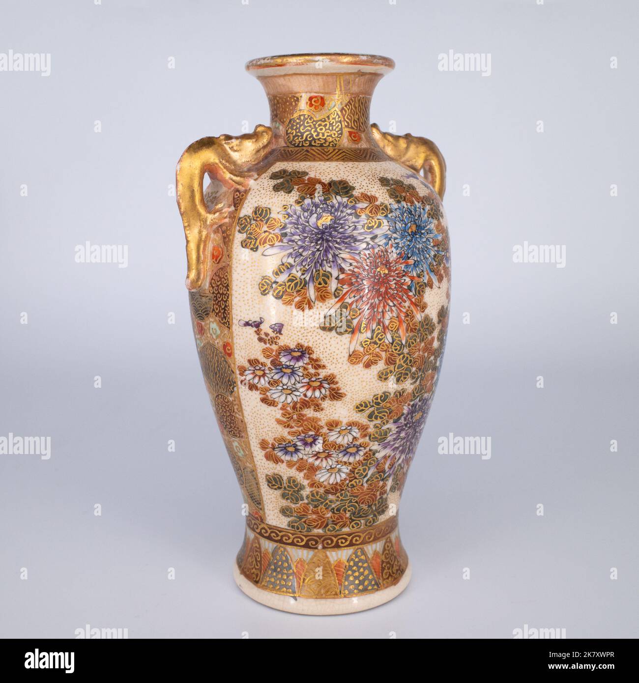 Antike japanische Satsuma Vase mit Chimera-Stielen von Hododa 保土田 Meiji-Periode Stockfoto