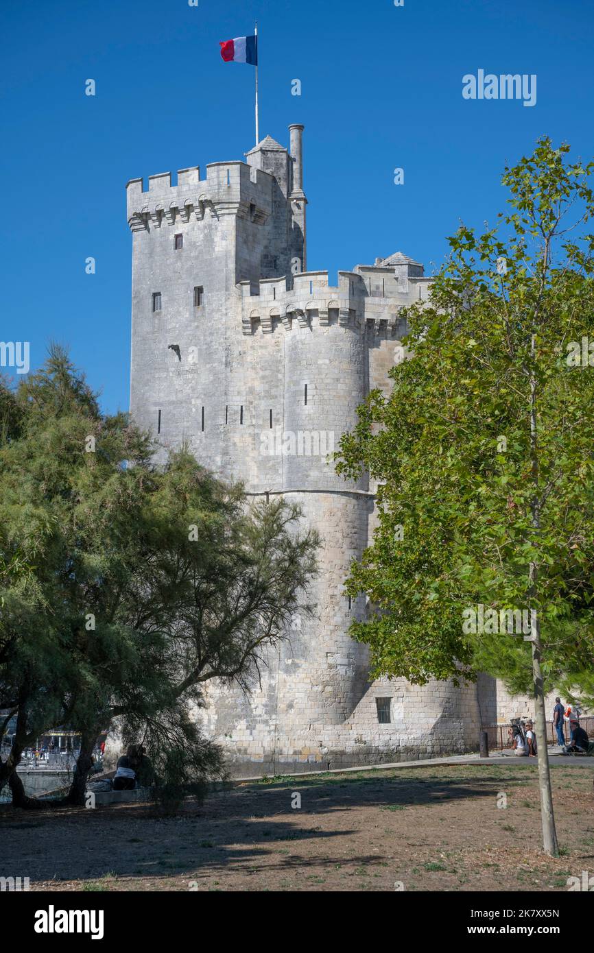 St. Nicolas Turm (Tour Saint Nicolas) am Eingang zum alten Hafen von La Rochelle, Charente Maritime, Frankreich Stockfoto