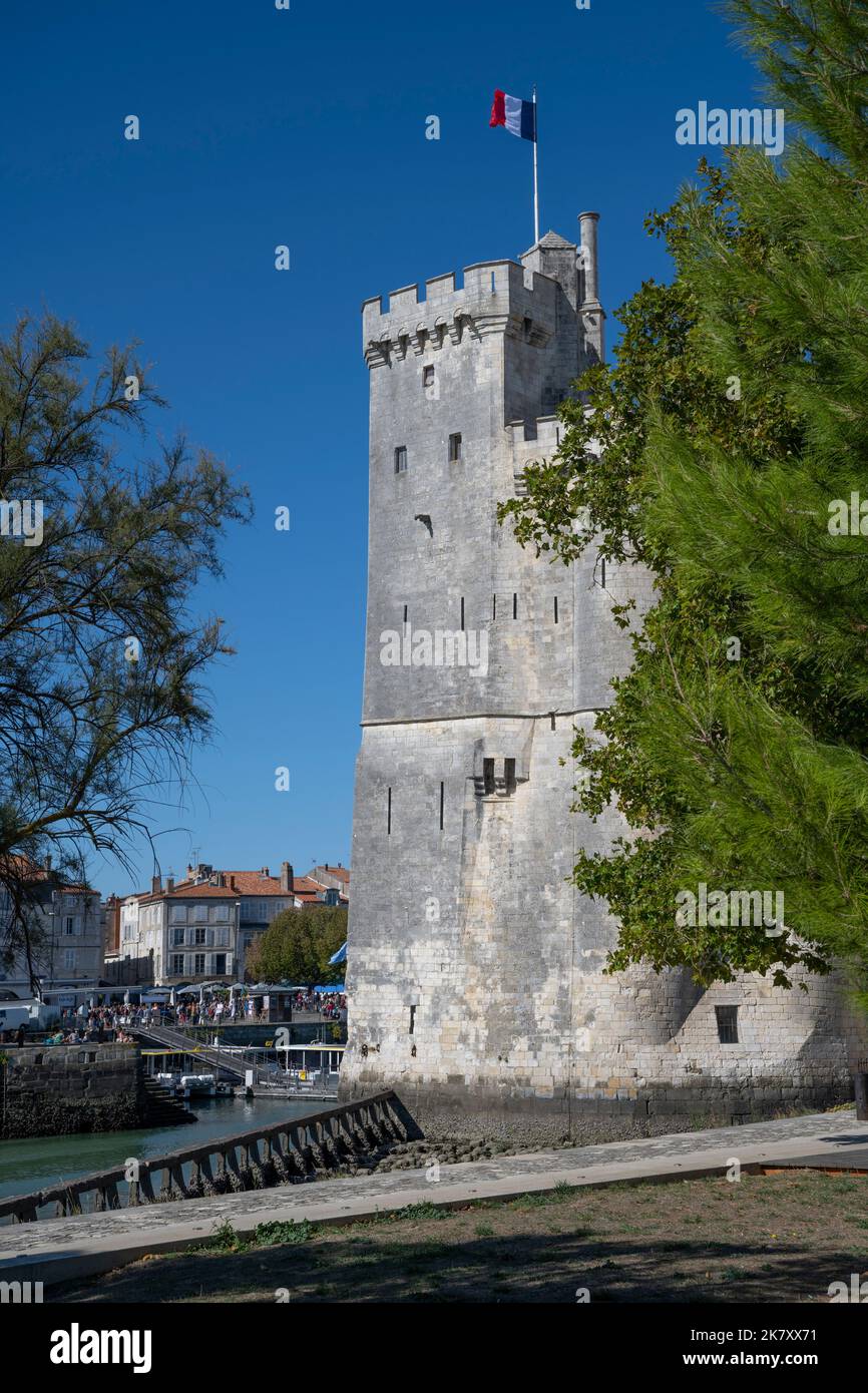 St. Nicolas Turm (Tour Saint Nicolas) am Eingang zum alten Hafen von La Rochelle, Charente Maritime, Frankreich Stockfoto