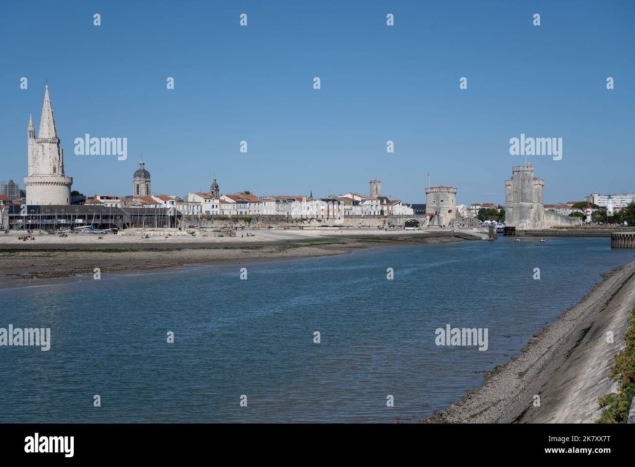 Die drei alten Türme bewachen den Eingang zum alten Hafen von La Rochelle, Charente Maritime, Frankreich Stockfoto