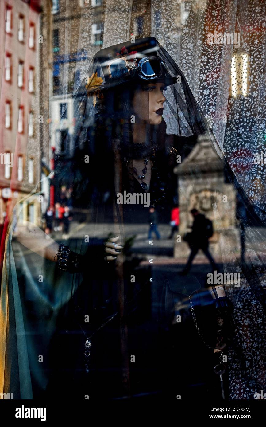 Armstrongs Vintage Emporium zeigt die Halloween-Schaufenster mit Reflexionen der Victoria Street in der Altstadt von Edinburgh. Stockfoto