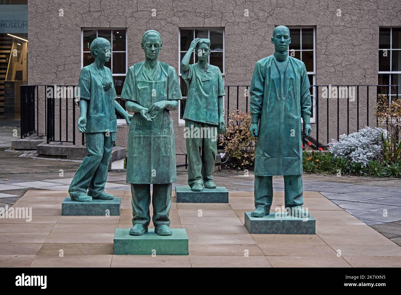 Gedenkstätte für Mitarbeiter des Gesundheitsdienstes, die während der Covid-19-Pandemie außerhalb des Royal College of Surgeons in Edinburgh, Schottland, Großbritannien, gearbeitet haben. Stockfoto