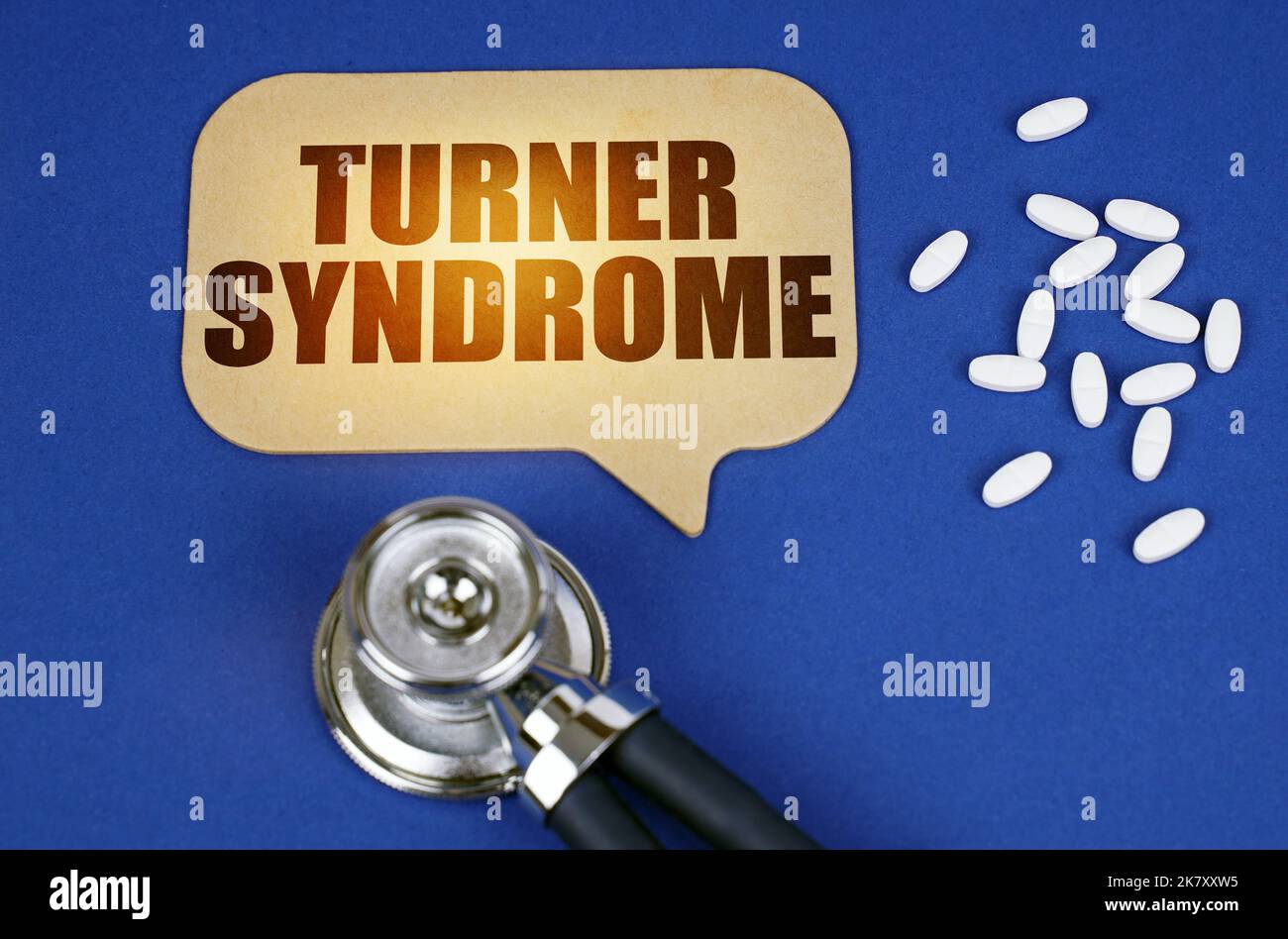 Medizinisches Konzept. Auf der blauen Oberfläche der Tablette ein Stethoskop und ein Pappschild mit der Aufschrift - Turner-Syndrom Stockfoto