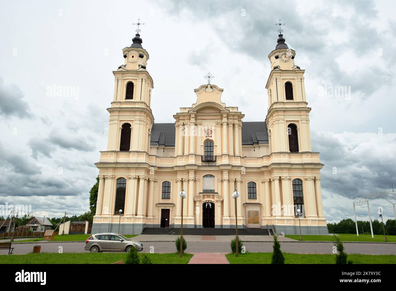 Baudenkmäler, touristische Zentren und interessante Orte in Weißrussland - katholische Kirche im Dorf Budslav Stockfoto