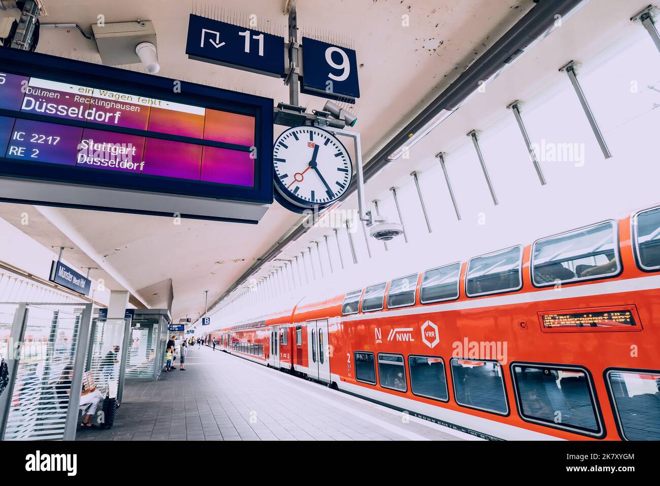 25. Juli 2022, Osnabrück, Deutschland: Bahnsteig mit einem modernen Hochgeschwindigkeitszug, der nach dem Zeitplan nach Düsseldorf abfährt Stockfoto