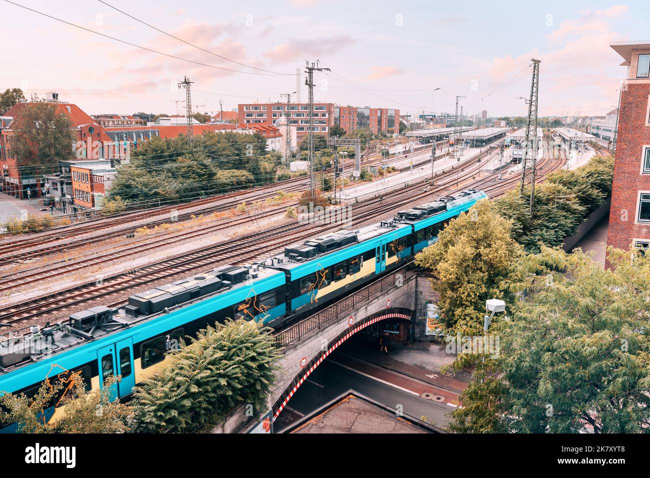 25. Juli 2022, Münster, Deutschland: Luftaufnahme eines Bahnsteigs mit einem modernen Zug, der nach dem Zeitplan zum Bahnhof Münster eintrifft Stockfoto