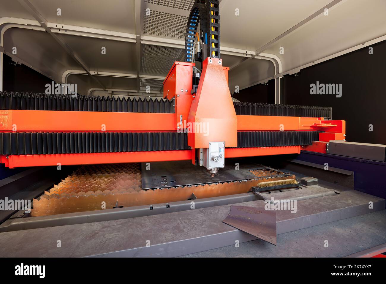 CNC-Drehmaschine zum präzisen Schneiden eines Metallstücks in einer vorgefertigten Form Stockfoto