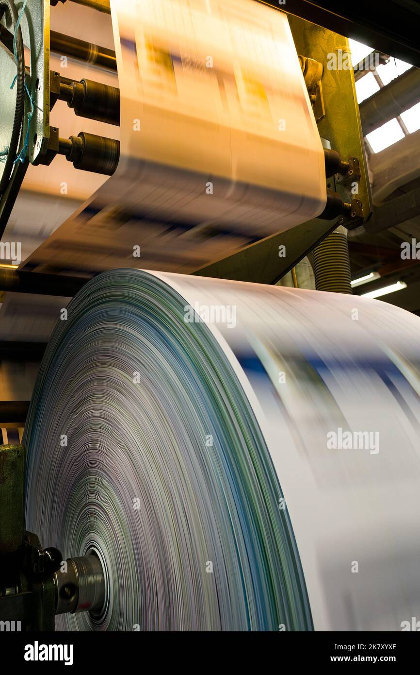 Nahaufnahme des Druckmaterials, das aus einer Druckmaschine kommt Stockfoto