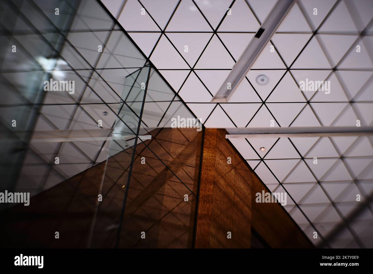 Nahaufnahme eines architektonischen Elements, wodurch ein abstraktes Bild entsteht, das als Hintergrund verwendet werden kann Stockfoto