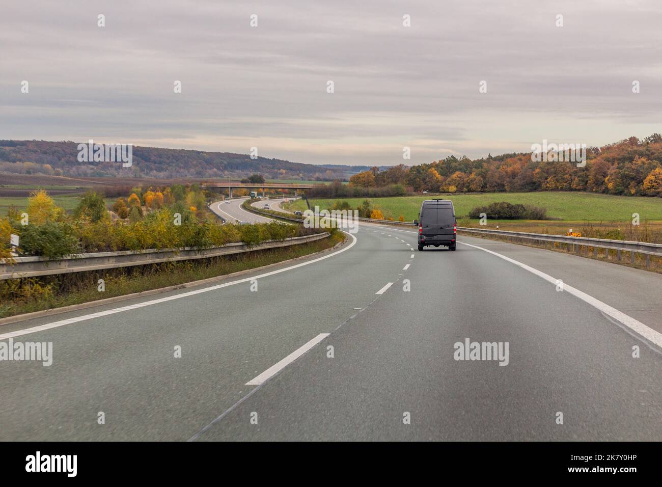 Herbstansicht der Schnellstraße D11, Tschechische Republik Stockfoto