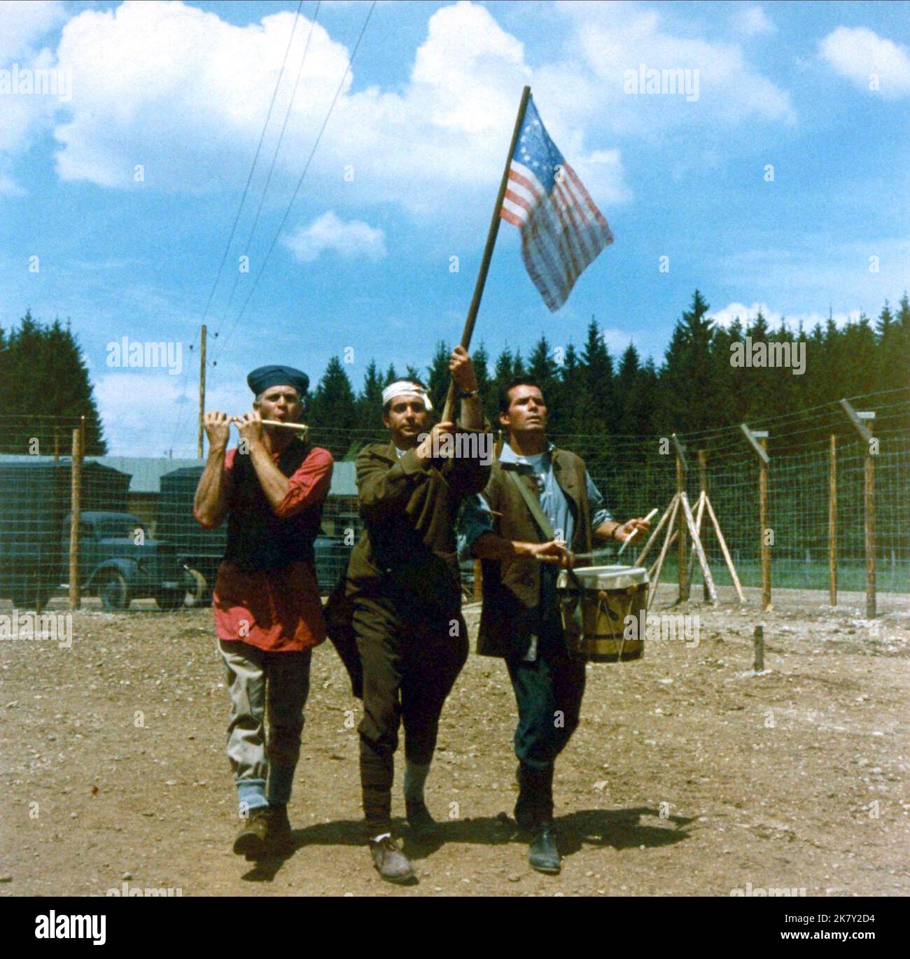 Steve McQueen, Jud Taylor & James Garner Film: The Great Escape (USA 1963) Charaktere: Capt. Hilts „The Cooler King“, Goff, Flight LT. Hendley „The Scrounger“ Regie: John Sturges 20 June 1963 **WARNUNG** Dieses Foto ist nur für den redaktionellen Gebrauch bestimmt und unterliegt dem Copyright von UNITED ARTISTS und/oder dem Fotografen, der von der Film oder Production Company beauftragt wurde und kann nur durch Publikationen im Zusammenhang mit der Bewerbung des oben genannten Films reproduziert werden. Eine obligatorische Gutschrift für UNITED ARTISTS ist erforderlich. Der Fotograf sollte auch bei Bekanntwerden des Fotos gutgeschrieben werden. Ohne wr kann keine kommerzielle Nutzung gewährt werden Stockfoto