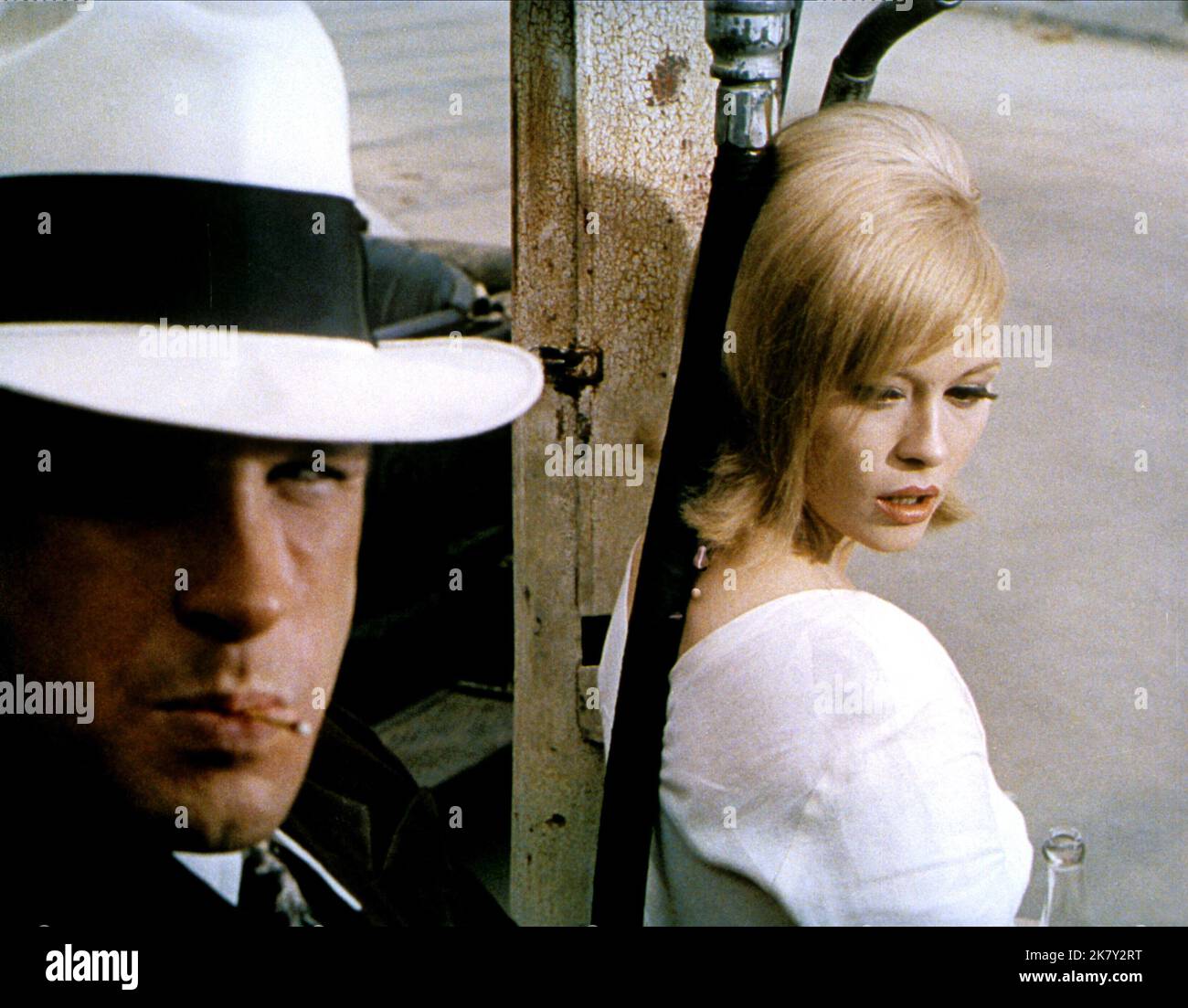 Warren Beatty & Faye Dunaway Film Bonnie and Clyde (USA 1967) Charaktere: Clyde Barrow, Bonnie Parker Regie: Arthur Penn 18. Juli 1967 **WARNUNG** dieses Foto ist nur für redaktionelle Zwecke bestimmt und ist urheberrechtlich geschützt von WARNER BROS. Und/oder dem von der Film- oder Produktionsgesellschaft beauftragten Fotografen und dürfen nur durch Veröffentlichungen in Verbindung mit der Werbung für den oben genannten Film reproduziert werden. Eine obligatorische Gutschrift an WARNER BROS. Ist erforderlich. Der Fotograf sollte ebenfalls angerechnet werden, wenn er bekannt ist. Ohne schriftliche Genehmigung der Film Company kann keine kommerzielle Nutzung gewährt werden. Stockfoto