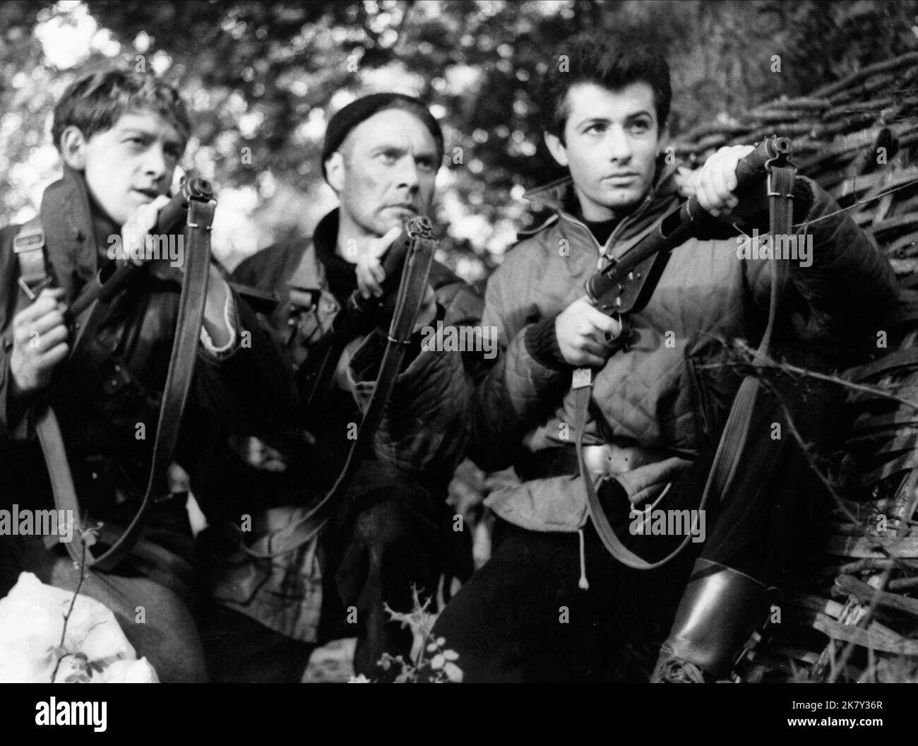 Drewe Henley, Richard Shaw & George Chakiris Film: 633 Squadron (1964) Charaktere: Thor, Johanson, Lt. Erik Bergman Regie: Walter Grauman 01. April 1964 **WARNUNG** Dieses Foto ist nur für redaktionelle Verwendung bestimmt und unterliegt dem Copyright von UNITED ARTISTS und/oder dem von der Film- oder Produktionsgesellschaft beauftragten Fotografen und kann nur durch Publikationen im Zusammenhang mit der Bewerbung des oben genannten Films reproduziert werden. Eine obligatorische Gutschrift für UNITED ARTISTS ist erforderlich. Der Fotograf sollte auch bei Bekanntwerden des Fotos gutgeschrieben werden. Ohne schriftliche Genehmigung der Film Company kann keine kommerzielle Nutzung gewährt werden. Stockfoto