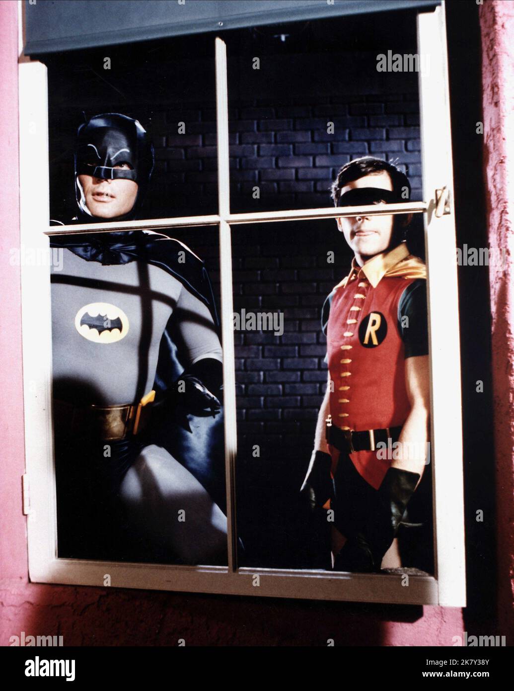 Adam West & Burt ward Television: Batman (TV-Serie) Charaktere: Batman, Robin USA 1966-1968, 12. Januar 1966 **WARNUNG** Dieses Foto ist nur für redaktionelle Verwendung bestimmt und unterliegt dem Copyright von ABC und/oder dem Fotografen, der von der Film- oder Produktionsfirma beauftragt wurde, und kann nur durch Publikationen im Zusammenhang mit der Bewerbung des oben genannten Films reproduziert werden. Eine obligatorische Gutschrift an ABC ist erforderlich. Der Fotograf sollte auch bei Bekanntwerden des Fotos gutgeschrieben werden. Ohne schriftliche Genehmigung der Film Company kann keine kommerzielle Nutzung gewährt werden. Stockfoto