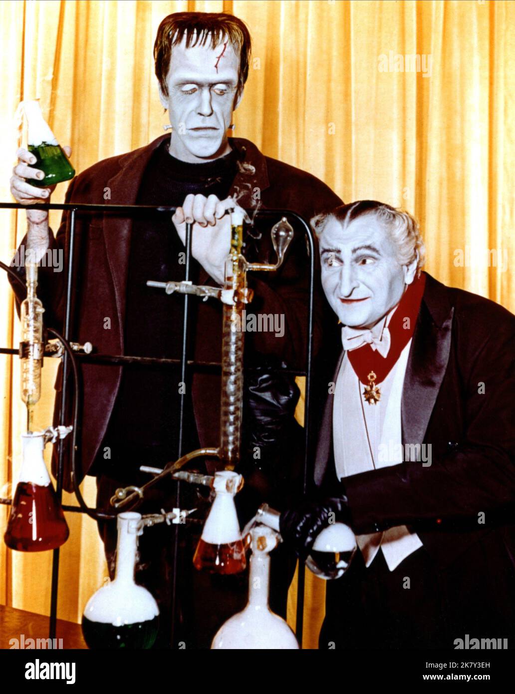 Fred Gwynne & Al Lewis Television: The Munsters (TV-Serie) Charaktere: Herman Munster, Opa USA 1964-1966, 24. September 1964 **WARNUNG** Dieses Foto ist nur für redaktionelle Verwendung bestimmt und unterliegt dem Copyright von CBS und/oder des Fotografen, der von der Film- oder Produktionsfirma beauftragt wurde und darf nur durch Publikationen im Zusammenhang mit der Bewerbung des oben genannten Films reproduziert werden. Eine obligatorische Gutschrift an CBS ist erforderlich. Der Fotograf sollte auch bei Bekanntwerden des Fotos gutgeschrieben werden. Ohne schriftliche Genehmigung der Film Company kann keine kommerzielle Nutzung gewährt werden. Stockfoto