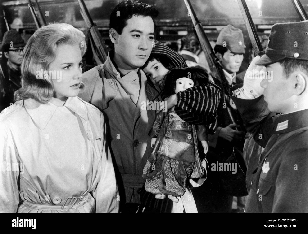 Carroll Baker & James Shigeta Film: Bridge To The Sun (1961) Charaktere: Gwen Terasaki, Hidenari Terasaki Regie: Etienne Perier 17. Oktober 1961 **WARNUNG** Dieses Foto ist nur für redaktionelle Verwendung bestimmt und unterliegt dem Copyright von METRO-GOLDWYN-MAYER und/oder dem von der Film- oder Produktionsfirma beauftragten Fotografen.Es kann nur durch Publikationen im Zusammenhang mit der Bewerbung des oben genannten Films reproduziert werden. Eine obligatorische Gutschrift an METRO-GOLDWYN-MAYER ist erforderlich. Der Fotograf sollte auch bei Bekanntwerden des Fotos gutgeschrieben werden. Ohne schriftliche Genehmigung der Film Company kann keine kommerzielle Nutzung gewährt werden. Stockfoto