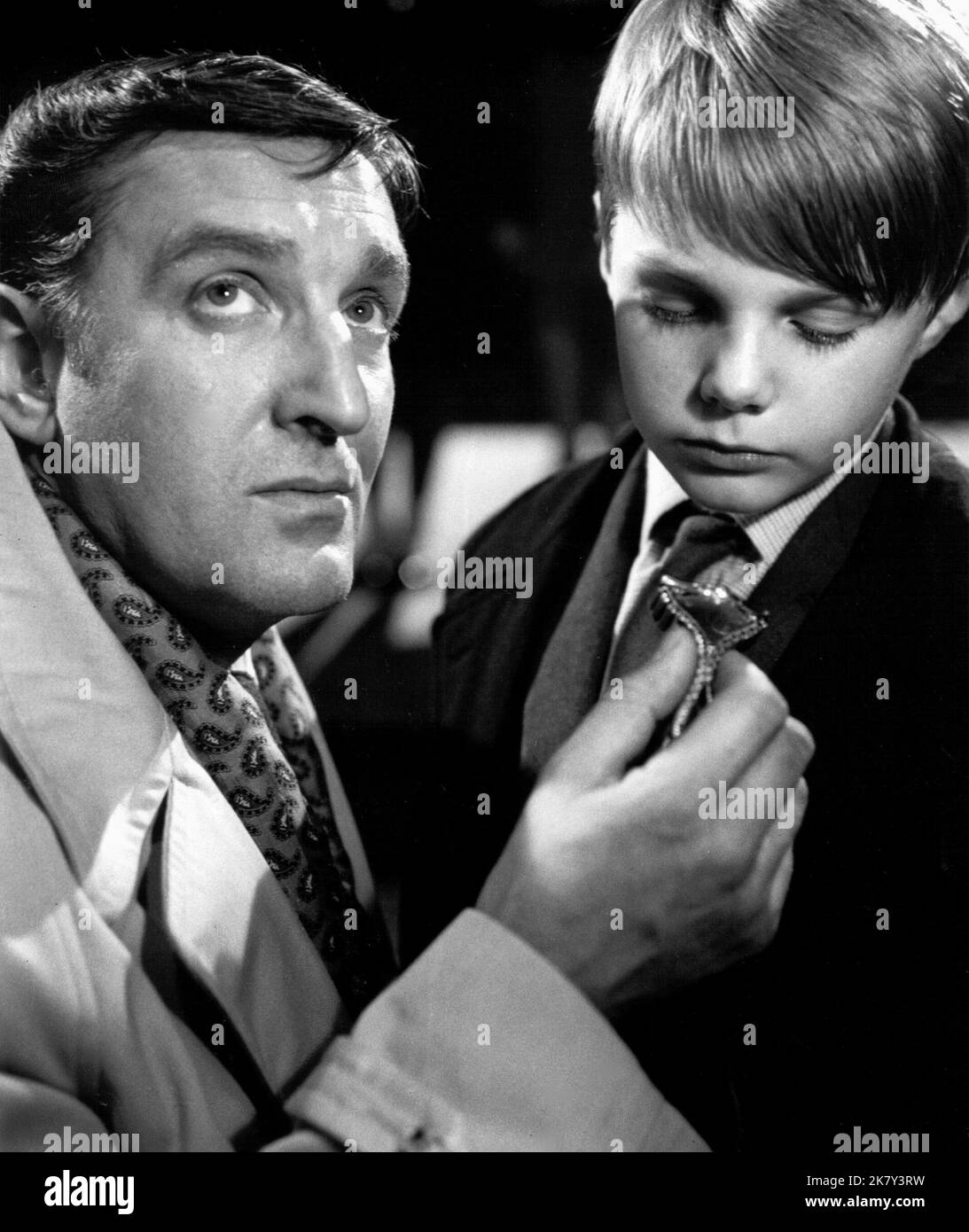 Ian Hendry & Clive Powell Film: Children Of The Damned (1964) Charaktere: Col Tom Llewellyn, Paul Regie: Anton Leader 10 January 1964 **WARNUNG** Dieses Foto ist nur für redaktionelle Zwecke bestimmt und unterliegt dem Copyright von MGM und/oder dem Fotografen, der von der Film- oder Produktionsfirma beauftragt wurde, und kann nur durch Publikationen im Zusammenhang mit der Bewerbung des oben genannten Films reproduziert werden. Eine obligatorische Gutschrift an MGM ist erforderlich. Der Fotograf sollte auch bei Bekanntwerden des Fotos gutgeschrieben werden. Ohne schriftliche Genehmigung der Film Company kann keine kommerzielle Nutzung gewährt werden. Stockfoto