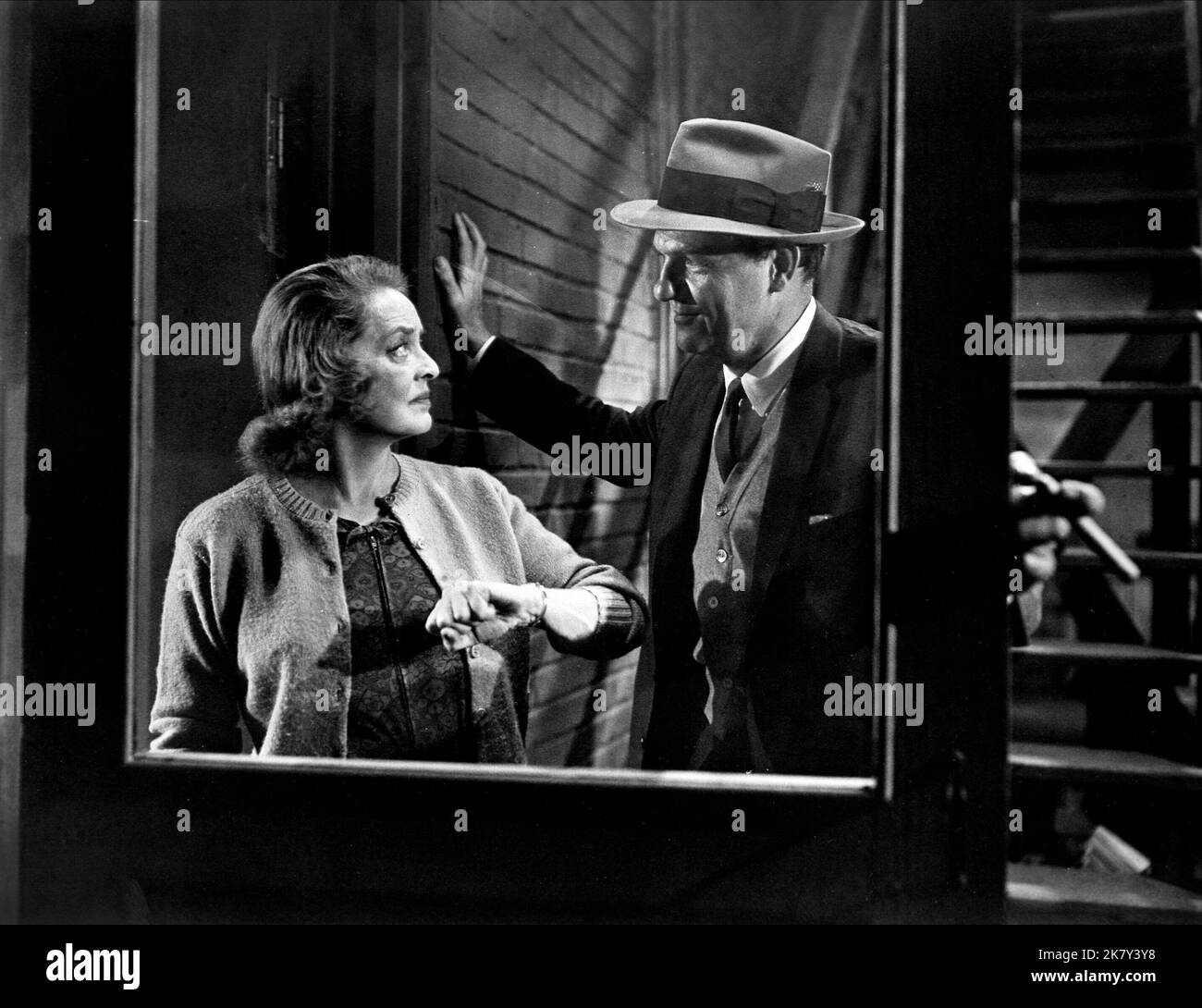 Bette Davis & Karl Malden Film: Dead Ringer; Dead Image (1964) Charaktere: Margaret DeLorca / Edith Phillips, Sergeant Jim Hobbson Regie: Paul Henreid 19 February 1964 **WARNUNG** Dieses Foto ist nur für den redaktionellen Gebrauch bestimmt und unterliegt dem Copyright von BUCKMAN und/oder des Fotografen, der von der Film- oder Produktionsfirma beauftragt wurde, und kann nur von Publikationen im Zusammenhang mit der Bewerbung des oben genannten Films reproduziert werden. Eine obligatorische Gutschrift an BUCKMAN ist erforderlich. Der Fotograf sollte auch bei Bekanntwerden des Fotos gutgeschrieben werden. Ohne schriftliche Genehmigung der Film Company kann keine kommerzielle Nutzung gewährt werden. Stockfoto