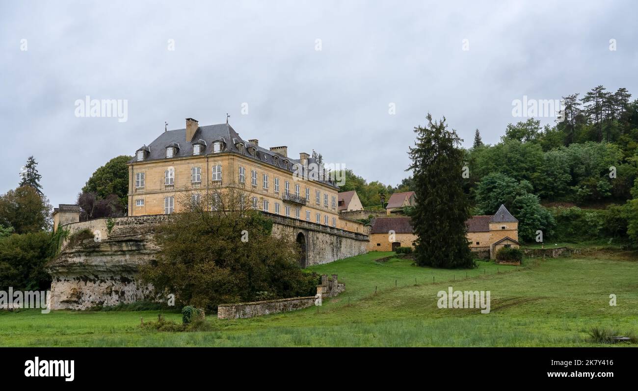 Großes Schloss im Stil der französischen normandie, das auf einem Felsplateau mit Nebengebäuden und weitläufigen Rasenflächen erbaut wurde Stockfoto