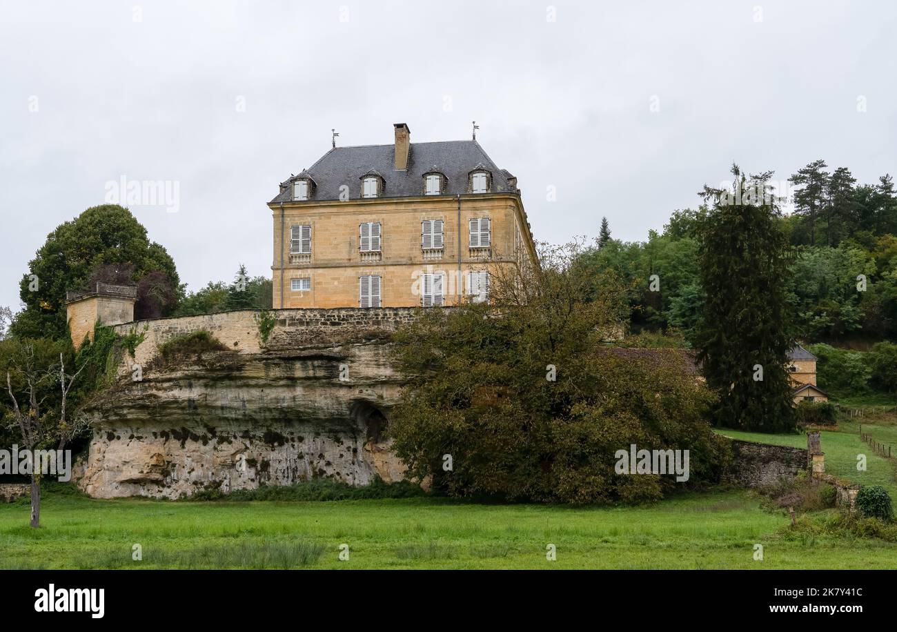 Großes Schloss im Stil der französischen normandie, das auf einem Felsplateau mit Nebengebäuden und weitläufigen Rasenflächen erbaut wurde Stockfoto