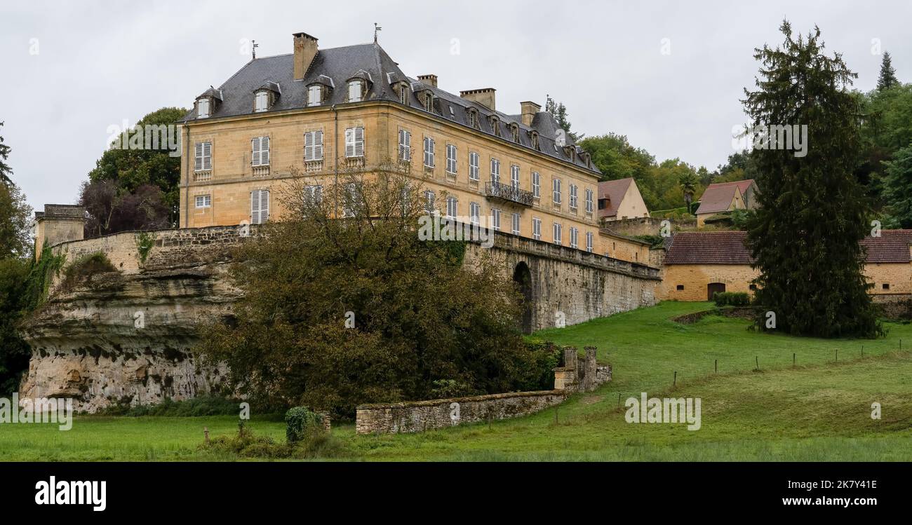 Großes Schloss im Stil der französischen normandie, das auf einem Felsplateau mit Nebengebäuden und weitläufigen Rasenflächen erbaut wurde Stockfoto