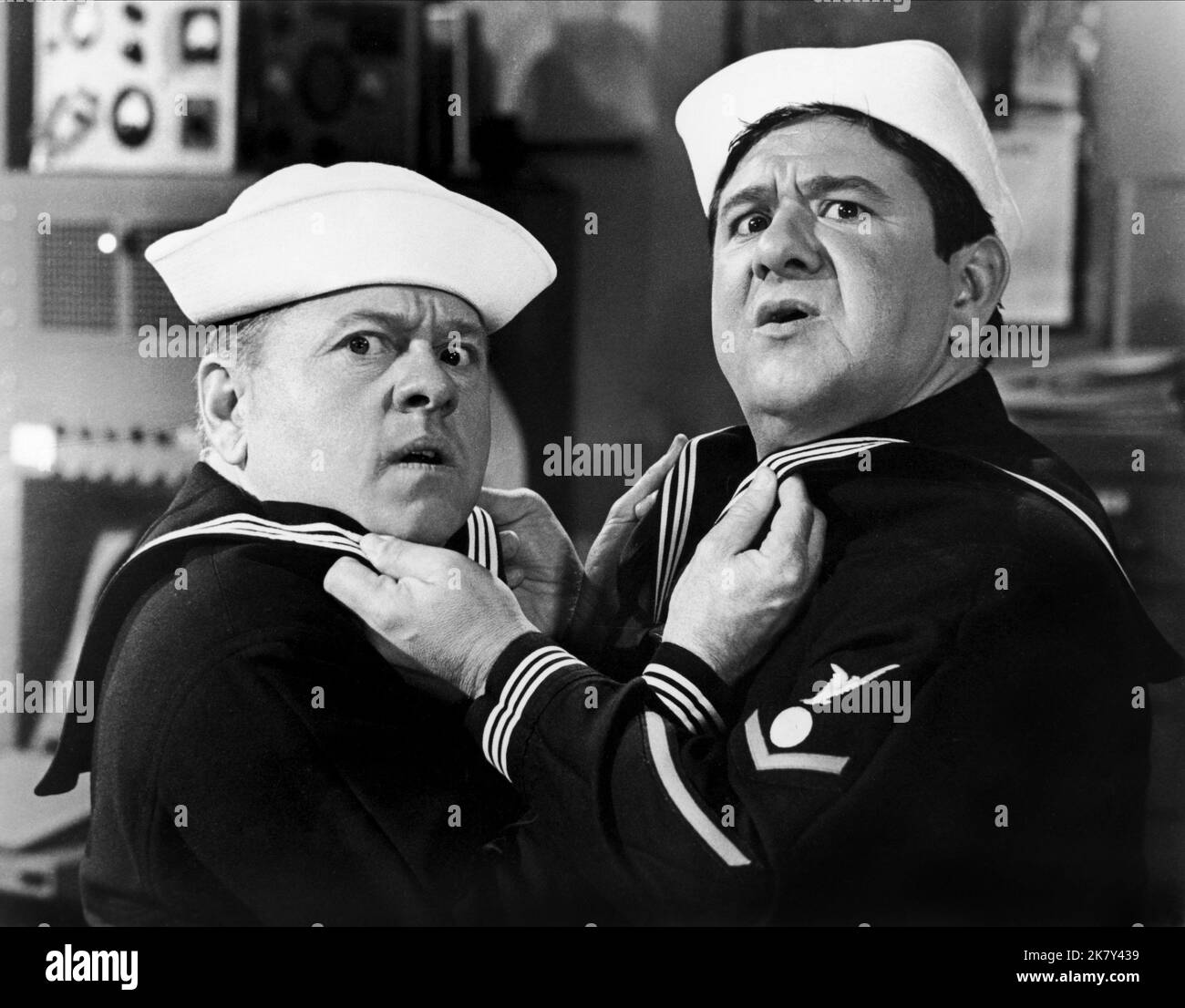 Mickey Rooney & Buddy Hackett Film: Everything'S Ducky (1963) Charaktere: Beetle McKay, Seaman Admiral John Paul 'Ad' Jones Regie: Don Taylor 01 November 1961 **WARNUNG** Dieses Foto ist nur für redaktionelle Zwecke bestimmt und unterliegt dem Copyright von COL und/oder dem Fotografen, der von der Film- oder Produktionsfirma beauftragt wurde und darf nur von Publikationen im Zusammenhang mit der Bewerbung des oben genannten Films reproduziert werden. Eine obligatorische Gutschrift an SPALTE ist erforderlich. Der Fotograf sollte auch bei Bekanntwerden des Fotos gutgeschrieben werden. Ohne schriftliche Genehmigung der Film Company kann keine kommerzielle Nutzung gewährt werden. Stockfoto