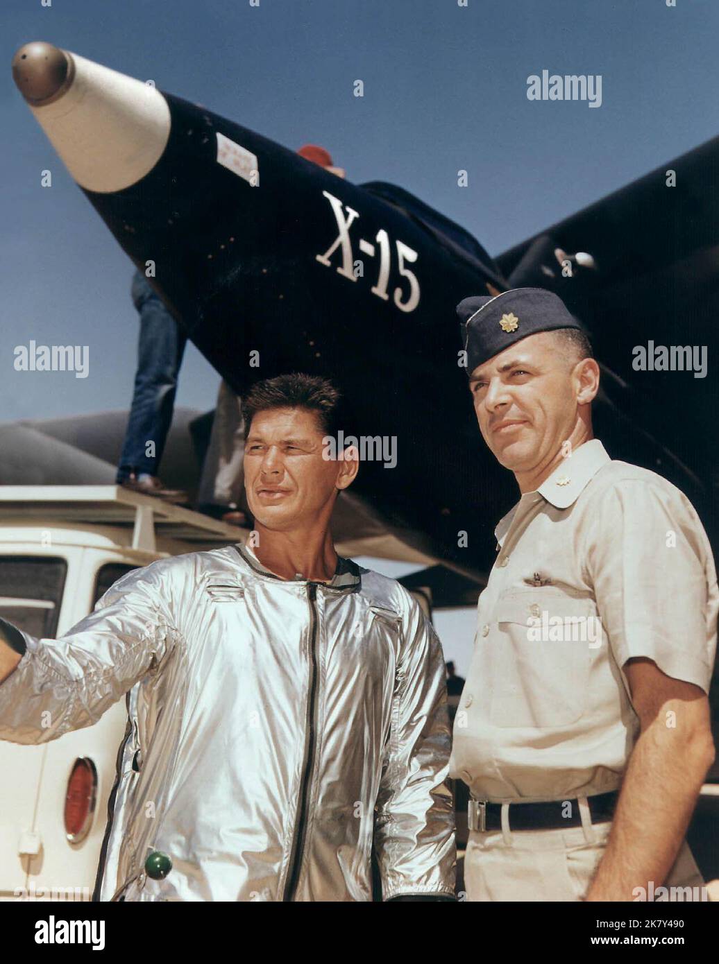 Charles Bronson Film X-15 (1967) Charaktere: Lieutenant Oberst Lee Brandon Regie: Richard Donner 22. Dezember 1961 **WARNUNG** dieses Foto ist nur für redaktionelle Zwecke bestimmt und unterliegt dem Copyright von METRO-GOLDWYN-MAYER und/oder dem Fotografen, der von der Film- oder Produktionsgesellschaft beauftragt wurde, und kann nur durch Veröffentlichungen in Verbindung mit der Werbung für den obigen Film reproduziert werden. Es ist eine obligatorische Gutschrift für METRO-GOLDWYN-MAYER erforderlich. Der Fotograf sollte ebenfalls angerechnet werden, wenn er bekannt ist. Ohne schriftliche Genehmigung der Film Company kann keine kommerzielle Nutzung gewährt werden. Stockfoto