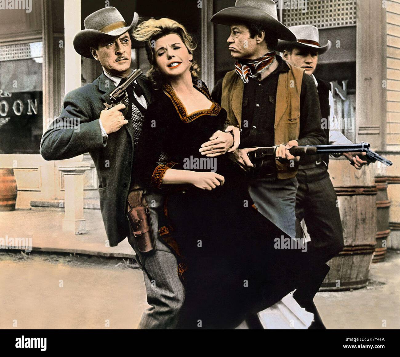 Colleen Miller & DeForest Kelley Film: Gunfight at Comanche Creek (USA 1963) Charaktere: Abbie Stevens (Eigentümer, Stevens House) & Amos Truppe Regie: Frank McDonald 06. November 1963 **WARNUNG** Dieses Foto ist nur für redaktionelle Verwendung bestimmt und unterliegt dem Copyright von ALLIIERTEN KÜNSTLERN und/oder dem von der Film- oder Produktionsfirma beauftragten Fotografen und kann nur durch Publikationen im Zusammenhang mit der Bewerbung des oben genannten Films reproduziert werden. Eine obligatorische Gutschrift für ALLIIERTE KÜNSTLER ist erforderlich. Der Fotograf sollte auch bei Bekanntwerden des Fotos gutgeschrieben werden. Ohne schriftliche Genehmigung kann keine kommerzielle Nutzung gewährt werden Stockfoto