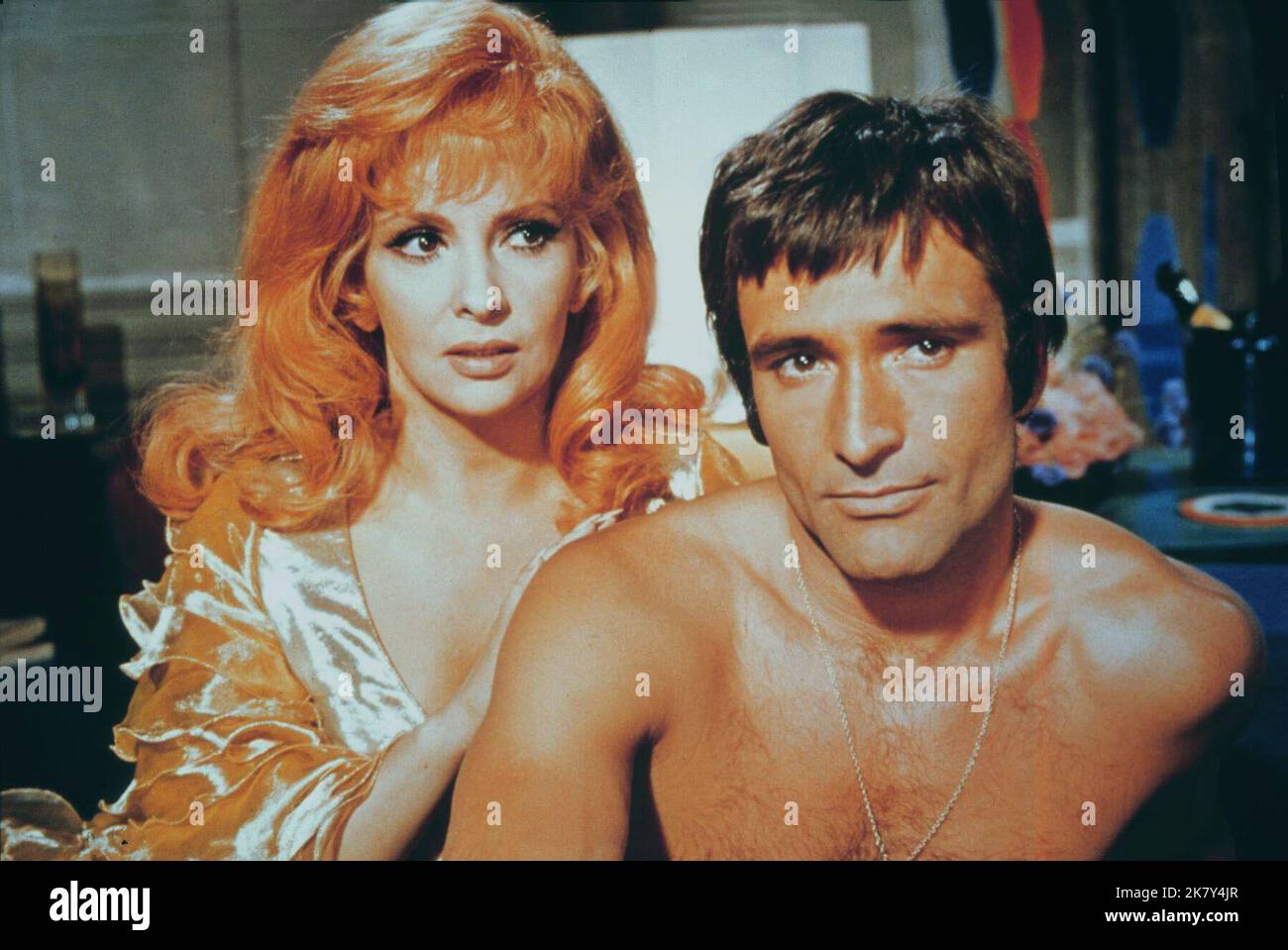 Gina Lollobrigida & Robert Viharo Film Stuntman (1960) Charaktere: Evelyn Lake & Johnny Regie: Marcello Baldi 15. Mai 1968 **WARNUNG** dieses Foto ist nur für redaktionelle Zwecke bestimmt und unterliegt dem Urheberrecht von PARAMOUNT und/oder dem Fotografen, der von der Film or Production Company zugewiesen wurde. Es ist eine obligatorische Gutschrift bis ÜBERGEORDNETEN BETRAG erforderlich. Der Fotograf sollte ebenfalls angerechnet werden, wenn er bekannt ist. Ohne schriftliche Genehmigung der Film Company kann keine kommerzielle Nutzung gewährt werden. Stockfoto