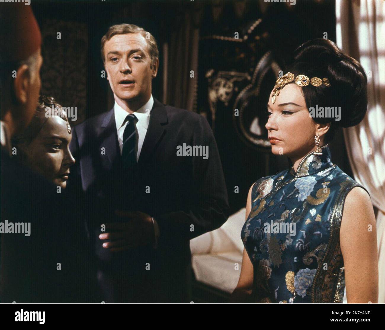 Michael Caine & Shirley MacLaine Film Gambit (USA 1966) Charaktere: Harry Tristan Dean & Nicole Chang Regie: Ronald Neame 16. Dezember 1966 **WARNUNG** dieses Foto ist nur für redaktionelle Zwecke bestimmt und unterliegt dem Urheberrecht von UNIVERSAL PICTURES und/oder dem Fotografen, der von der Film or Production Company zugewiesen wurde. Es kann nur durch Veröffentlichungen in Verbindung mit der Werbung für den oben genannten Film reproduziert werden. Eine obligatorische Gutschrift für UNIVERSELLE BILDER ist erforderlich. Der Fotograf sollte ebenfalls angerechnet werden, wenn er bekannt ist. Ohne schriftliche Genehmigung der Film Company kann keine kommerzielle Nutzung gewährt werden. Stockfoto