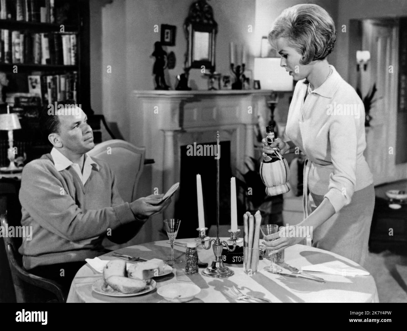 Frank Sinatra & Janet Leigh Film: The Manchurian Candidate (1967) Charaktere: Maj. Bennett Marco & Eugenie Rose Chaney Regie: John Frankenheimer 24. Oktober 1962 **WARNUNG** Dieses Foto ist nur für redaktionelle Verwendung bestimmt und unterliegt dem Copyright von UNITED ARTISTS und/oder dem von der Film- oder Produktionsfirma beauftragten Fotografen und kann nur durch Publikationen im Zusammenhang mit der Bewerbung des oben genannten Films reproduziert werden. Eine obligatorische Gutschrift für UNITED ARTISTS ist erforderlich. Der Fotograf sollte auch bei Bekanntwerden des Fotos gutgeschrieben werden. Ohne schriftliche Genehmigung des Films C kann keine kommerzielle Nutzung gewährt werden Stockfoto