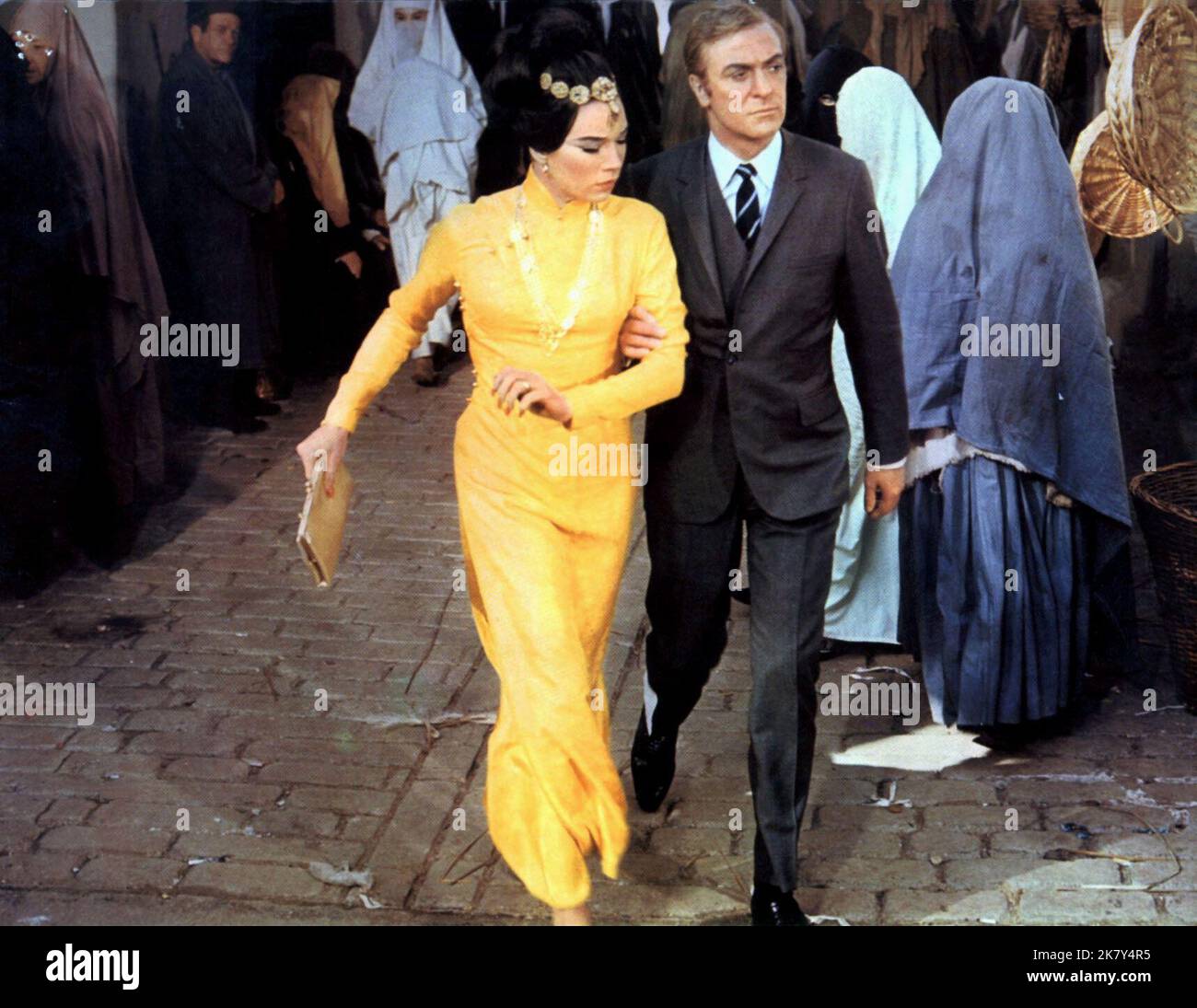 Shirley MacLaine & Michael Caine Film Gambit (USA 1966) Charaktere: Nicole Chang & Harry Tristan Dekan Regie: Ronald Neame 16. Dezember 1966 **WARNUNG** dieses Foto ist nur für redaktionelle Zwecke bestimmt und unterliegt dem Urheberrecht von UNIVERSAL PICTURES und/oder dem Fotografen, der von der Film or Production Company zugewiesen wurde. Es kann nur durch Veröffentlichungen in Verbindung mit der Werbung für den oben genannten Film reproduziert werden. Eine obligatorische Gutschrift für UNIVERSELLE BILDER ist erforderlich. Der Fotograf sollte ebenfalls angerechnet werden, wenn er bekannt ist. Ohne schriftliche Genehmigung der Film Company kann keine kommerzielle Nutzung gewährt werden. Stockfoto