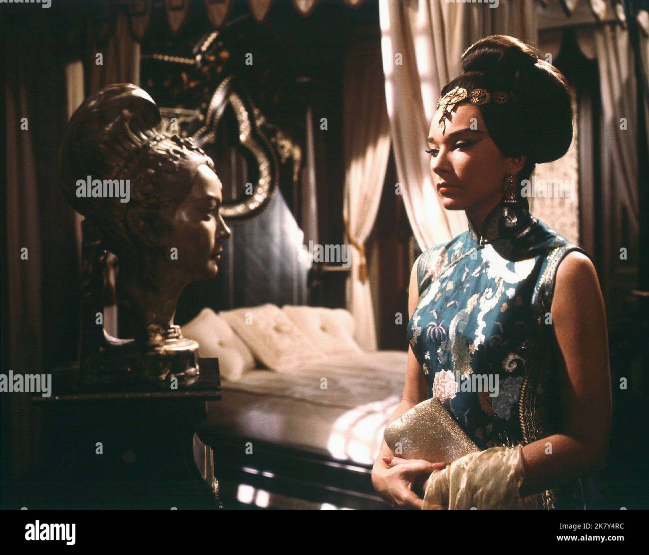 Shirley MacLaine Film Gambit (USA 1966) Charaktere: Nicole Chang Regie: Ronald Neame 16. Dezember 1966 **WARNUNG** dieses Foto ist nur für redaktionelle Zwecke bestimmt und unterliegt dem Urheberrecht von UNIVERSAL PICTURES und/oder dem Fotografen, der von der Film- oder Produktionsgesellschaft beauftragt wurde, und kann nur durch Veröffentlichungen in Verbindung mit der Werbung für den oben genannten Film reproduziert werden. Eine obligatorische Gutschrift für UNIVERSELLE BILDER ist erforderlich. Der Fotograf sollte ebenfalls angerechnet werden, wenn er bekannt ist. Ohne schriftliche Genehmigung der Film Company kann keine kommerzielle Nutzung gewährt werden. Stockfoto