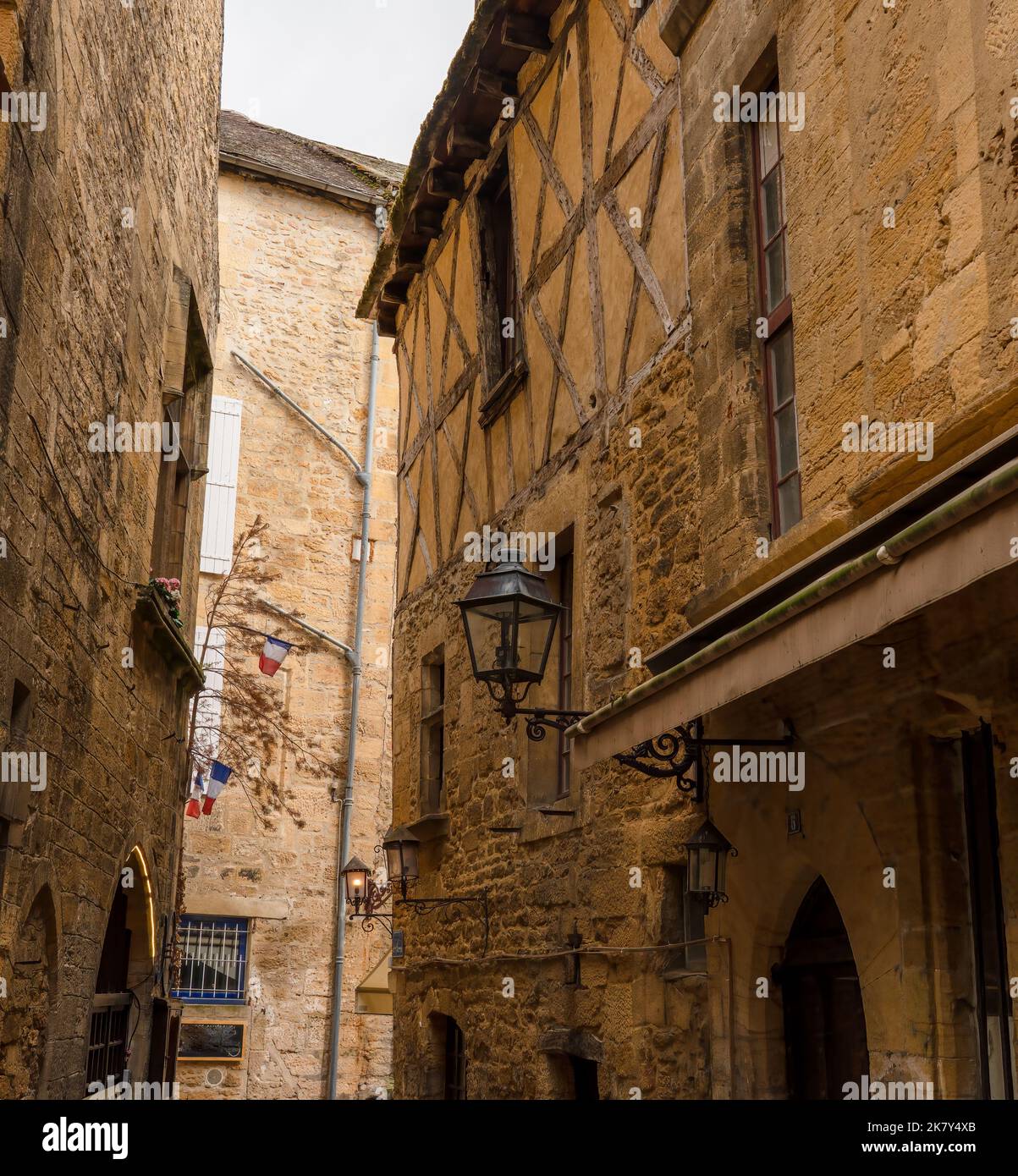 Malerische Aussicht auf eine Straße in einer mittelalterlichen französischen Stadt Stockfoto