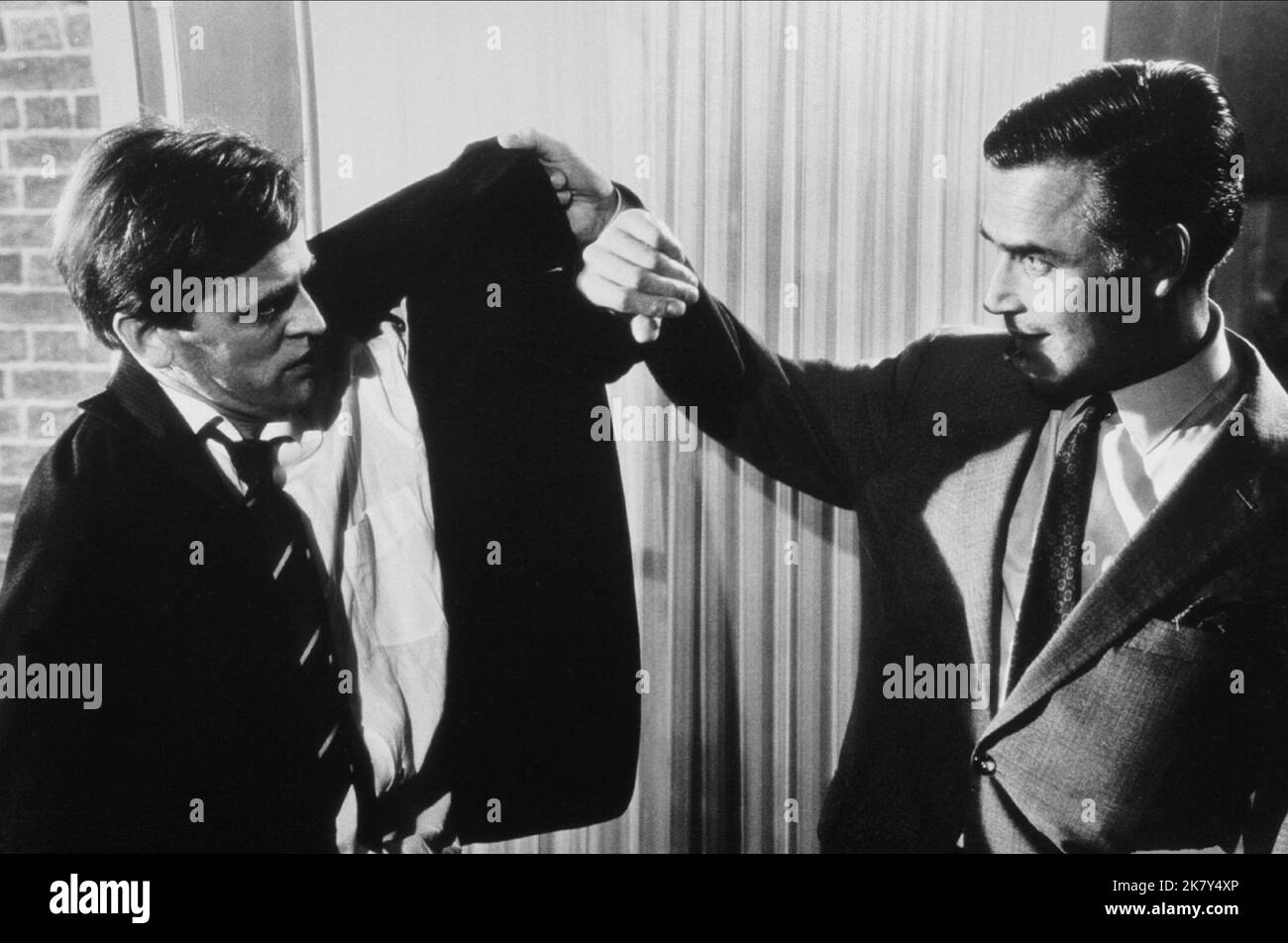 Klaus Kinski & Joachim Fuchsberger Film: The Devil'S Daffodil (GER/UK 1961) Charaktere: Peter Keene (Stimme: Deutsche Version) & Jack Tarling (deutsche Version) Regie: Akos Rathonyi 01 May 1961 **WARNUNG** Dieses Foto ist nur für redaktionelle Zwecke bestimmt und unterliegt dem Copyright von RIALTO FILM und/oder des Fotografen, der von der Film- oder Produktionsfirma beauftragt wurde, und kann nur von Publikationen im Zusammenhang mit der Bewerbung des oben genannten Films reproduziert werden. Eine obligatorische Gutschrift für DEN RIALTO-FILM ist erforderlich. Der Fotograf sollte auch bei Bekanntwerden des Fotos gutgeschrieben werden. Ohne schriftliche aut kann keine kommerzielle Nutzung gewährt werden Stockfoto