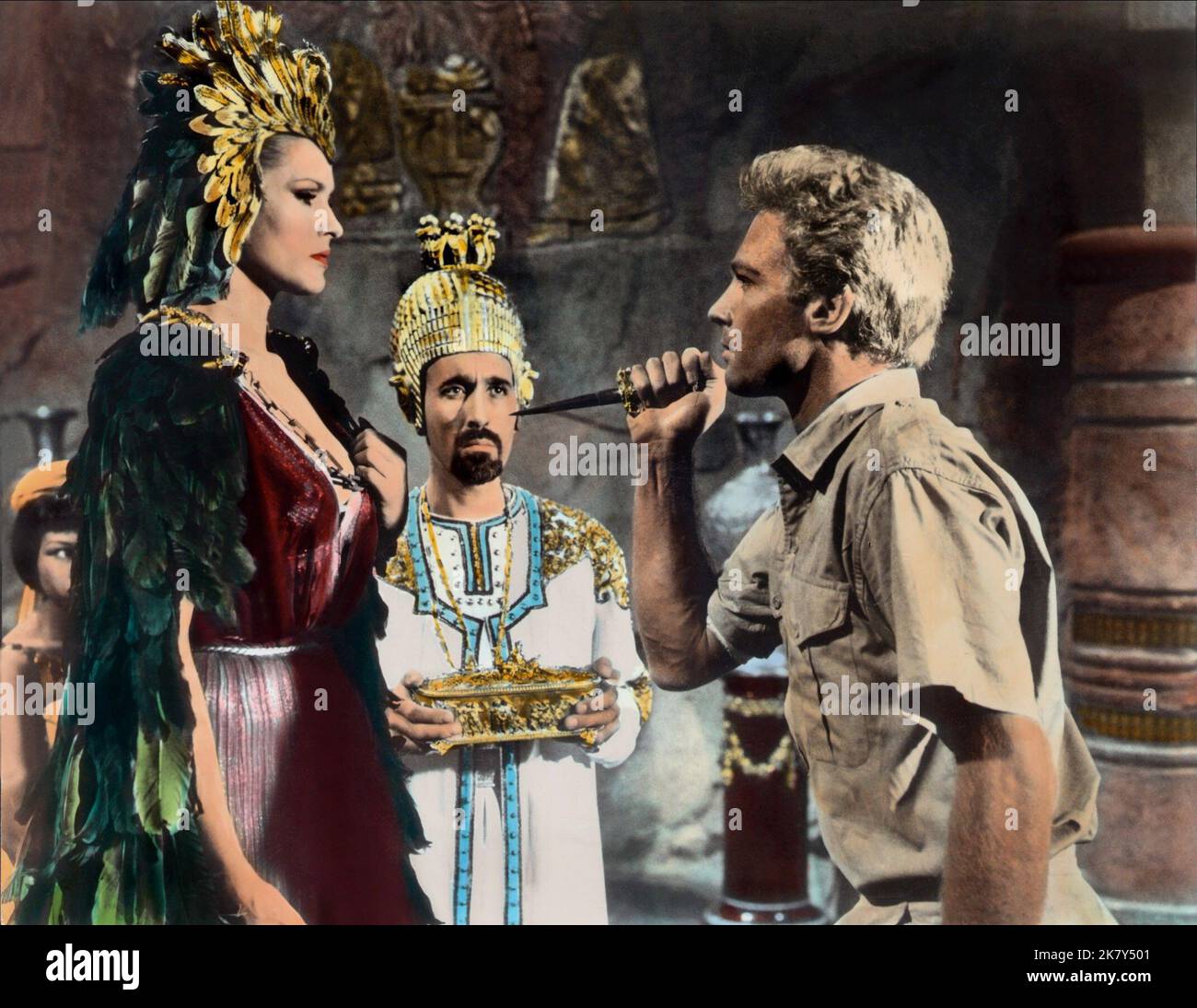 Ursula Andress, Christopher Lee & John Richardson Film: She (UK 1965) Charaktere: Ayesha (She who must be obeyed),Billali & Leo Regie: Robert Day 18 April 1965 **WARNUNG** Dieses Foto ist nur für redaktionelle Zwecke bestimmt und unterliegt dem Copyright von HAMMER und/oder dem Fotografen, der von der Film- oder Produktionsfirma beauftragt wurde und darf nur von Publikationen im Zusammenhang mit der Bewerbung des oben genannten Films reproduziert werden. Eine obligatorische Gutschrift für DEN HAMMER ist erforderlich. Der Fotograf sollte auch bei Bekanntwerden des Fotos gutgeschrieben werden. Ohne schriftliche Genehmigung der Film Company kann keine kommerzielle Nutzung gewährt werden. Stockfoto