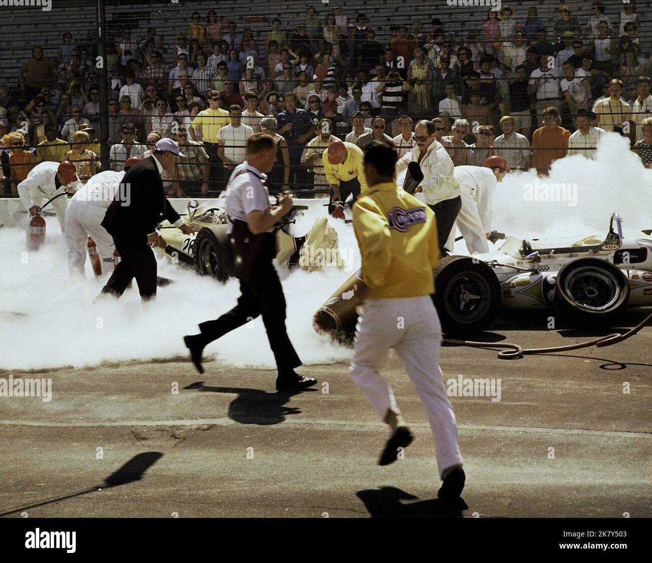 Crash Scene Film Winning (USA 1970) Regie: James Goldstone 22. Mai 1969 **WARNUNG** dieses Foto ist nur für redaktionelle Zwecke bestimmt und unterliegt dem Urheberrecht von UNIVERSAL und/oder dem Fotografen, der von der Film or Production Company zugewiesen wurde. Es kann nur durch Veröffentlichungen in Verbindung mit der Werbung für den oben genannten Film reproduziert werden. Eine obligatorische Gutschrift für UNIVERSAL ist erforderlich. Der Fotograf sollte ebenfalls angerechnet werden, wenn er bekannt ist. Ohne schriftliche Genehmigung der Film Company kann keine kommerzielle Nutzung gewährt werden. Stockfoto