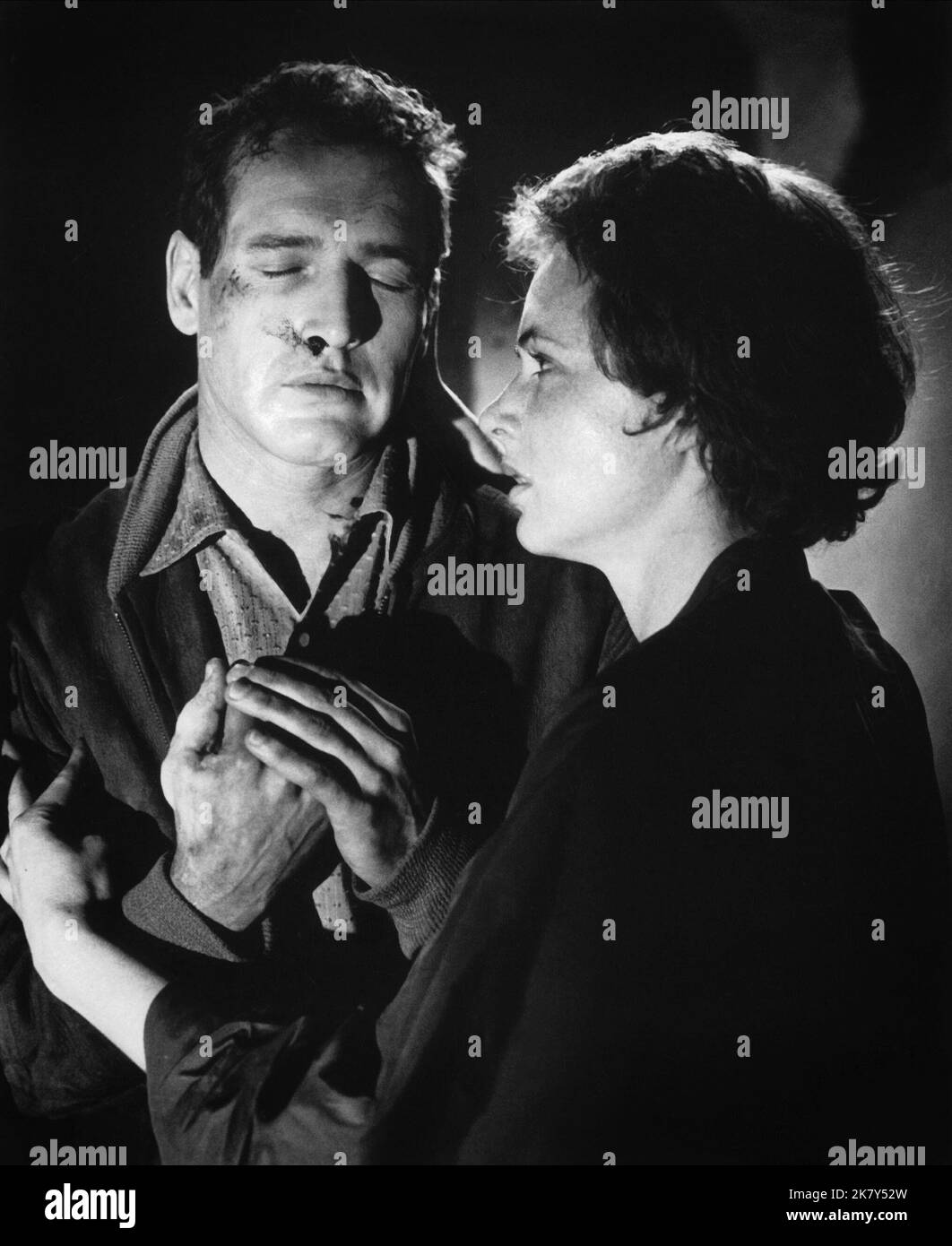 Paul Newman & Piper Laurie Film The Hustler (USA 1961) Charaktere: Eddie Felson & Sarah Packard Regie: Robert Rossen 25. September 1961 **WARNUNG** dieses Foto ist nur für redaktionelle Zwecke bestimmt und unterliegt dem Urheberrecht von 20TH CENTURY FOX und/oder dem Fotografen, der von der Film or Production Company zugewiesen wurde. Eine obligatorische Gutschrift für 20TH CENTURY FOX ist erforderlich. Der Fotograf sollte ebenfalls angerechnet werden, wenn er bekannt ist. Ohne schriftliche Genehmigung der Film Company kann keine kommerzielle Nutzung gewährt werden. Stockfoto